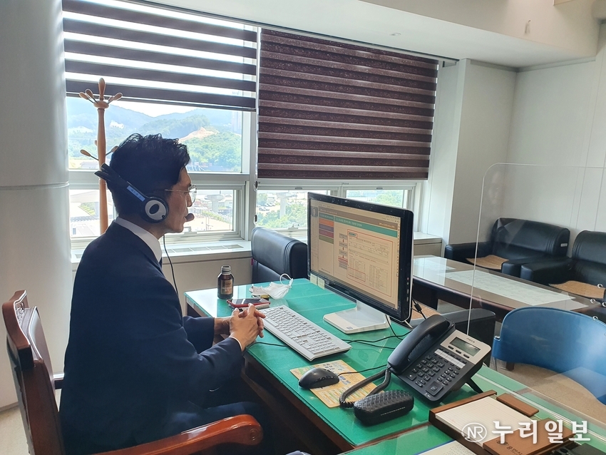 청백-e시스템 운영지원단의 조한철 전문강사가 직원 대상 온라인 화상 교육을 하고 있다.