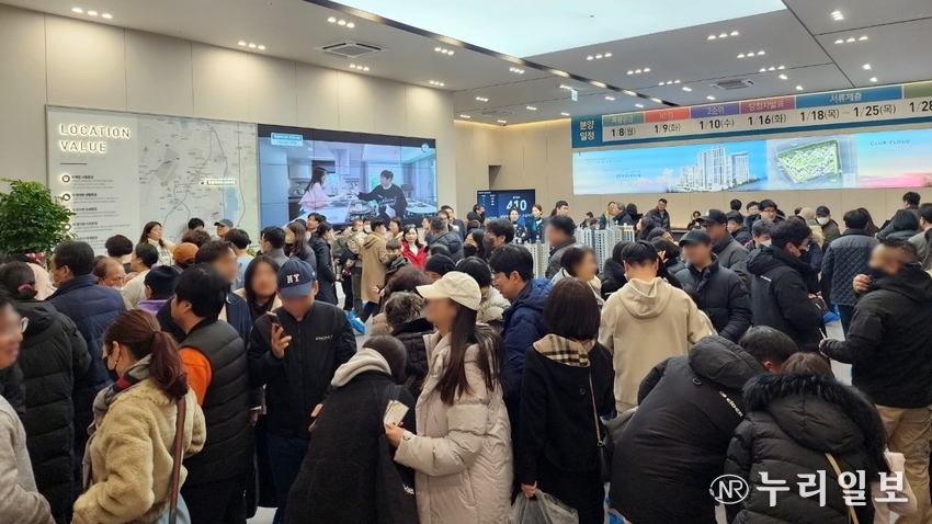 방문객들로 붐비는 영통역자이 프라시엘 견본주택