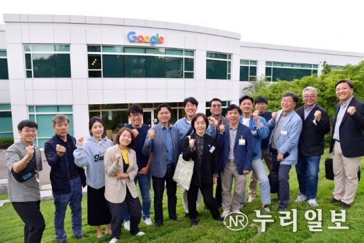 김광진 광주광역시 문화경제부시장과 광주시대표단이 지난 23일 오후(현지시간) 미국 시애틀 구글오피스를 찾아 이지환 시애틀 구글오피스 소프트웨어 엔지니어 등 연구자들과 광주와 인공지능 관련 협업방안에 대해 논의 한 뒤 기념촬영을 하고 있다.