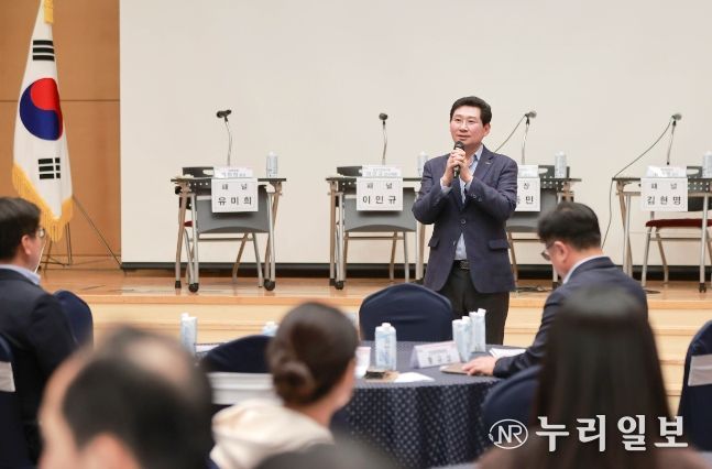 지난 5일 문화예술원 국제회의실에서 열린 '용인시 첨단모빌리티 정책 포럼'에 참석한 이상일 용인특례시장이 인사말을 하고 있다.