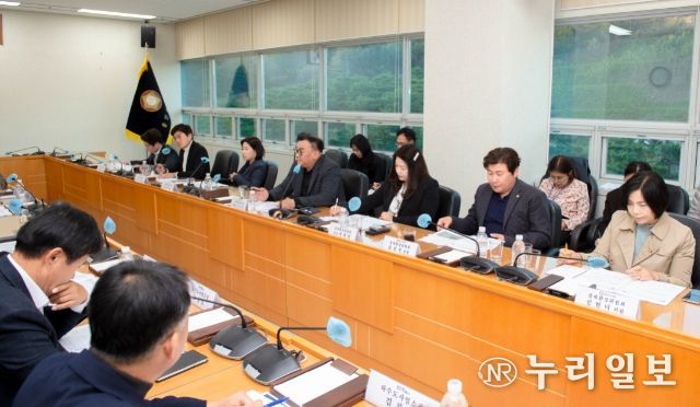 경제환경위원회 위원들과 소속 집행부서 참석자들이 정책협의회를 진행하고 있다.