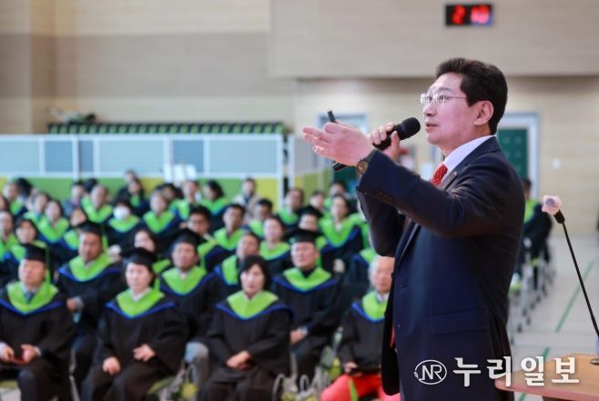 이상일 용인특례시장이 15일 용인시농업기술센터에서 용인그린대학 학생 등 130명을 대상으로 특강을 진행했다.
