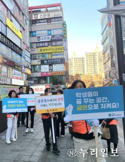 장안구보건소 직원들이 금연 캠페인을 펼치고 있다