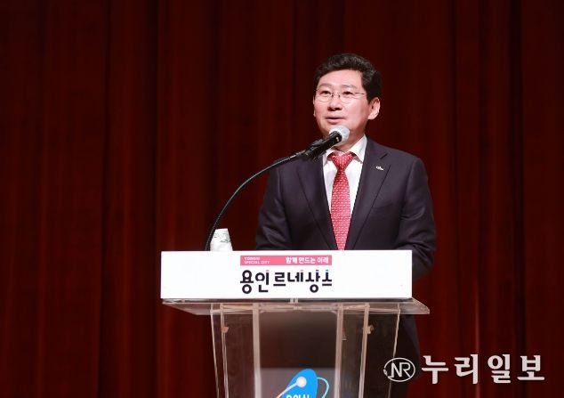 이상일 용인특례시장이 2일 2024년 시무식에서 인사말을 하고있다