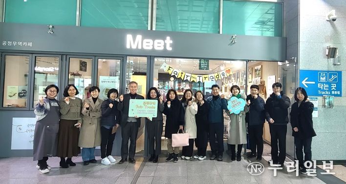 광명시 사회적경제 기업 대표와 사회적경제과 직원 등 5명이 지난 25일 ‘공정무역 매장 운영 사례’를 벤치마킹하기 위해 시흥시를 방문했다