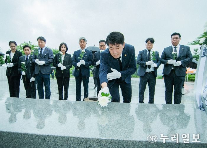 화성현충탑에서 헌화하는 배정수 화성시의회 의장