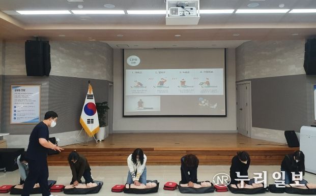 초등보육전담사 심폐소생술 교육 사진