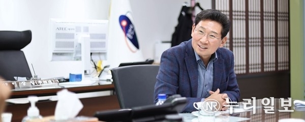 지난달 26일 경기기자협회와 이상일 시장이 인터뷰를 진행했다. 현재 사용하고 있는 책상은 평소 이 시장이 사용하던 것이다.(사진=심석진 기자)