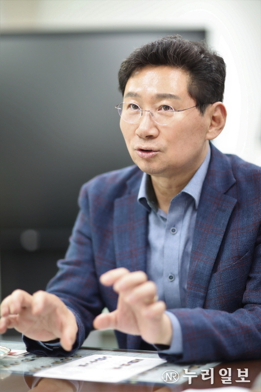 이상일 시장이 “취임 후 처음 결재한 것이 ‘글로벌 반도체 중심도시 추진전략’이었다고 설명하면서 용인시 발전을 위한 의견을 말하고 있다.(사진=심석진 기자)