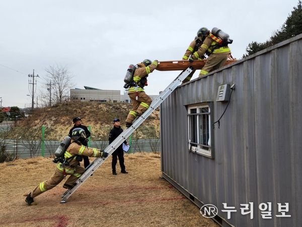 도 구조전술 경연대회 참가팀이 사다리를 이용해 장애물로 가정한 컨테이너를 넘고 있다.