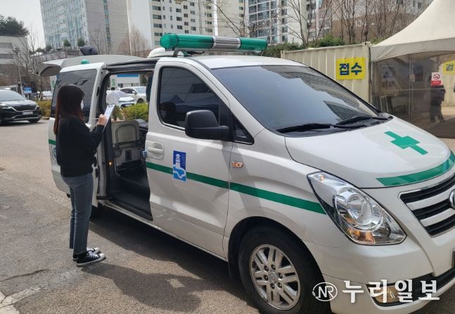 장안구보건소 관계자가 구급차를 점검하고 있다