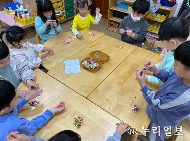 유·초 첫 만남의 날을 위한 선물을 직접 준비하고 있는 유아들 사진