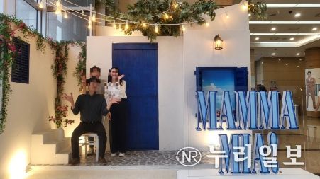 양촌읍 지역사회보장협의체는 지난 26일 저소득 한부모 가정 등 30여 명 가구원과 함께 유명 뮤지컬 ‘맘마미아’를 관람했다. <사진>은 맘마미아를 관람한 양촌읍 주민들이 관람 후 기념사진을 촬영하는 모습이다.