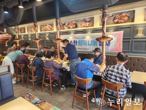 광명시 광명3동 저소득 어르신 10명에게 명륜진사갈비 광명사거리점에서 31일 점심 식사를 대접했다.