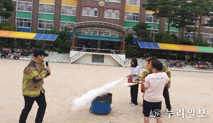 학생자치회 임원들의 소화기 소화 장면