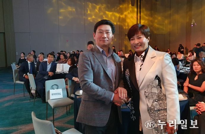 지난 6일 '2023 박세리 월드매치' 갈라디너에 참석한 이상일 용인특례시장(왼쪽)과 박세리 감독(오른쪽)
