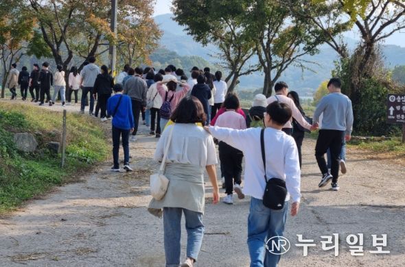 발달장애인과 보호자들이 여행에 참여한 모습.