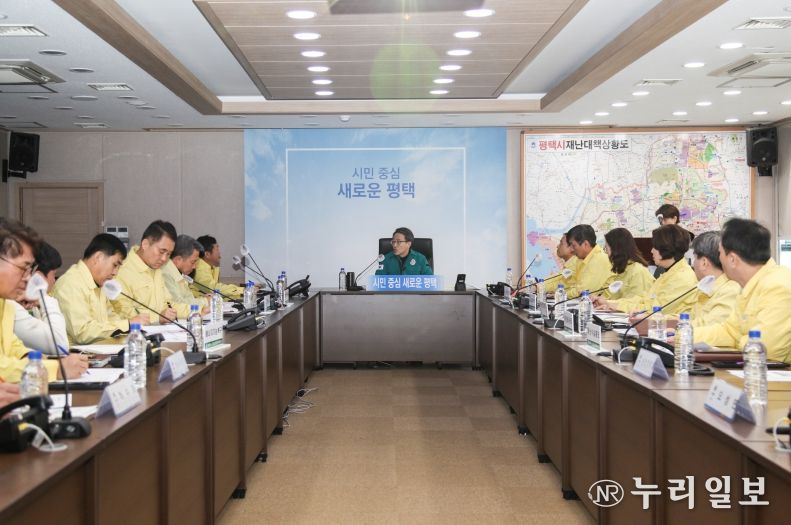 임종철 부시장이 재난상황실에서 재난안전대책본부 회의를 주재하고 있다.