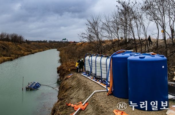 관리천에 설치된 활성탄 여과기