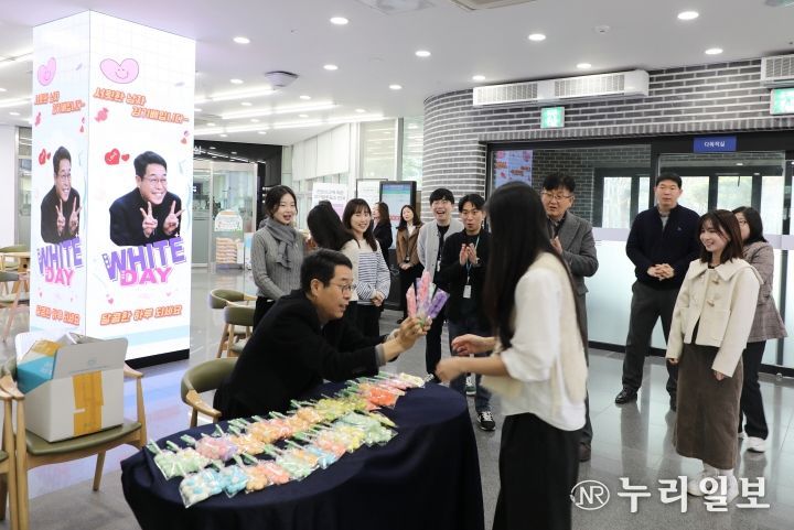 수원시 팔달구, '화이트데이' 맞아 직원들에게 격려와 감사의 인사 전해