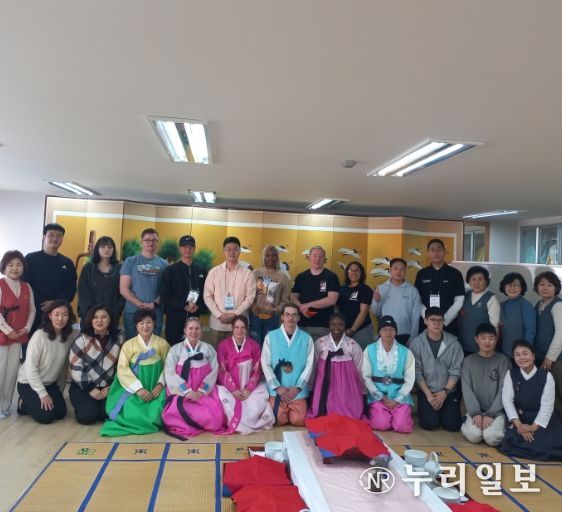 동두천문화원 예절원, 미군 장병과 함께하는 ‘문화의 날 다도 및 다식 체험’진행