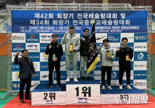 그레고로만형 단체전 금메달을 획득한 평택시청(가운데)