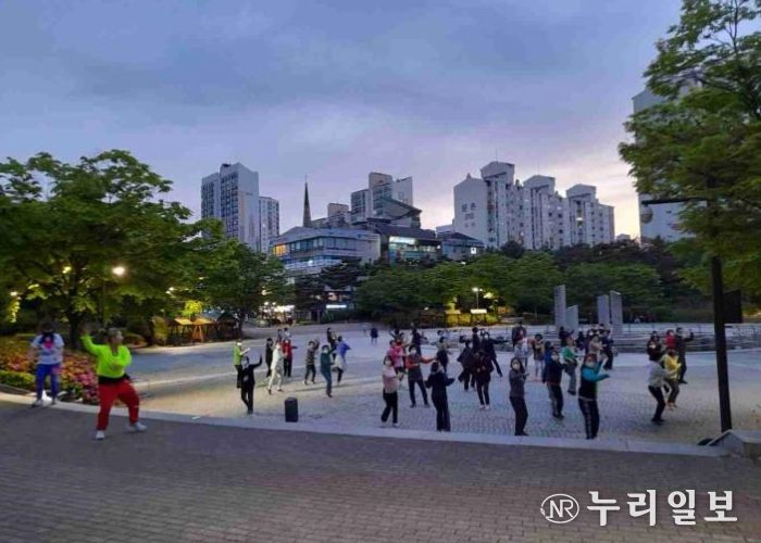 야간공원운동 장면