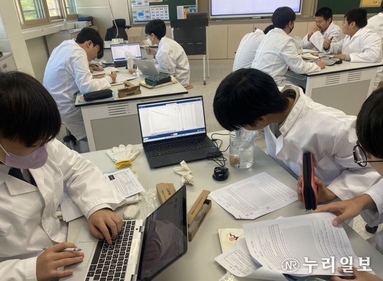 과학탐구활동 지원을 위한 지능형 과학실 운영 활성화에 힘쓴다!