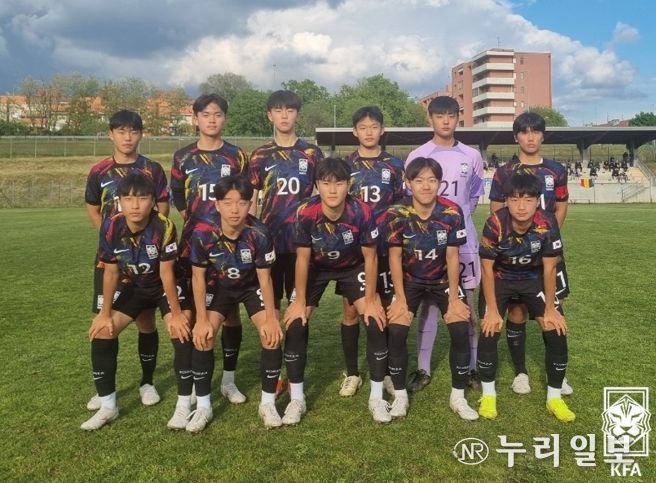 루마니아와의 친선대회 2차전에 선발로 나선 U-15 대표팀 선수들의 모습.