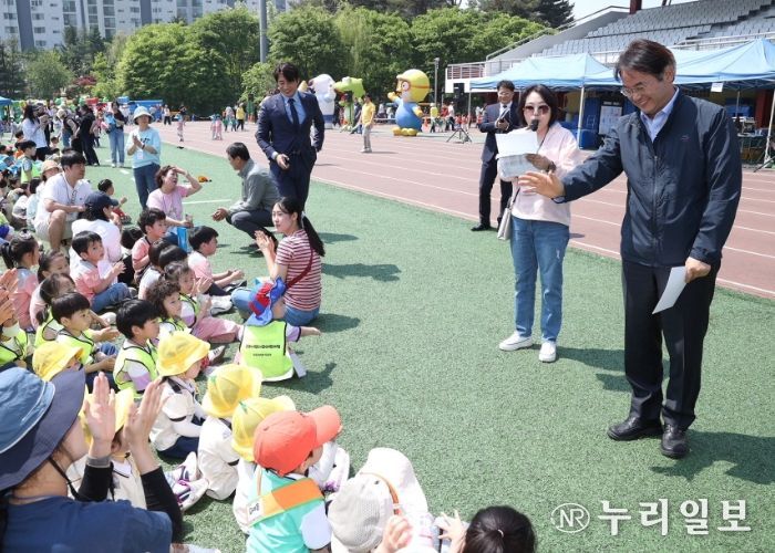 ‘2024 어린이 대축전’ 행사에서 아이들과 인사하고 있는 이동환 고양특례시장