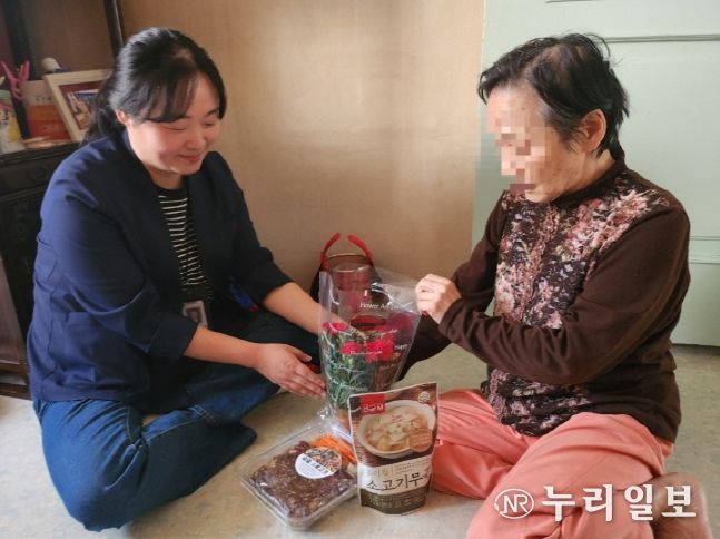 파주보건소, 가정의 달 맞아 홀몸 어르신에게 카네이션과 영양식 전달