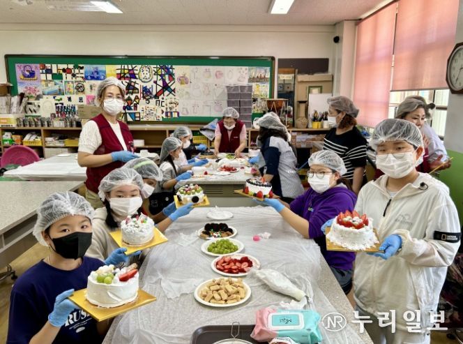 시흥시 신현동 자원봉사지원단, 포리초와 함께 어버이날 사랑 전달