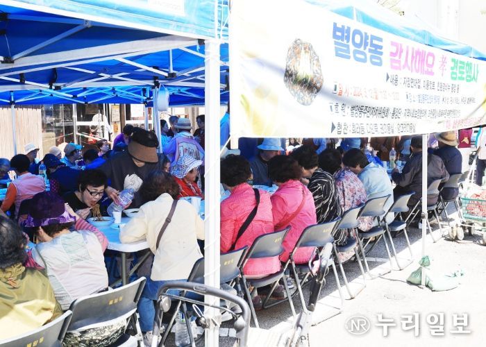 과천시 별양동 체육회, 가정의 달 맞아 어르신들에게 자장면 대접