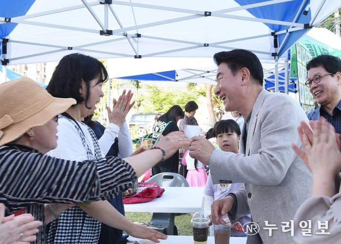 김동근 시장이 5월 18일 ‘송산1동 주민축제’에 참석해 주민들과 소통하고 있다.