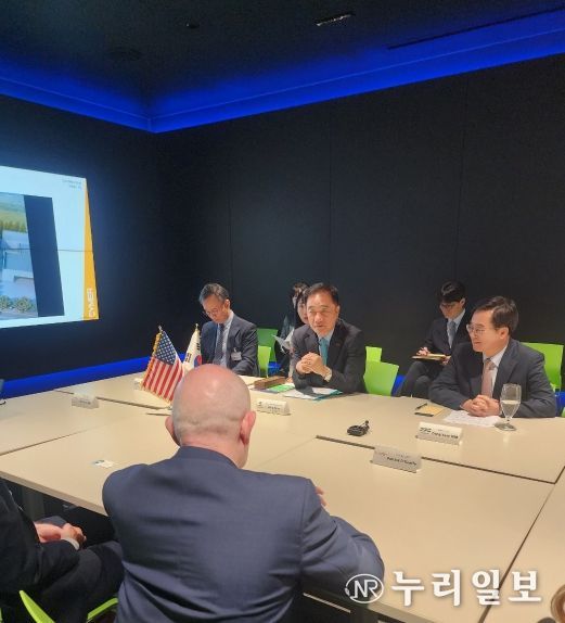 미국 반도체 관련 기업에 방문해 기업 측의 투자설명을 듣고 있는 모습