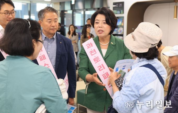 신계용 과천시장이 과천농협을 방문해 토리패스신청하시는 어르신들과 인사를 나누고 있다