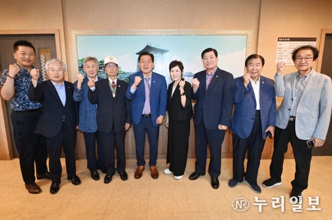 이재준 수원시장(왼쪽 5번째)이 보훈단체 대표들과 함께하고 있다.