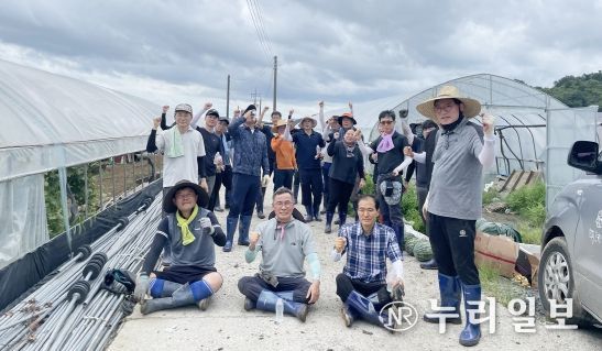 충남도의회 건설소방위원회‧사무처, 수박 농가 복구지원