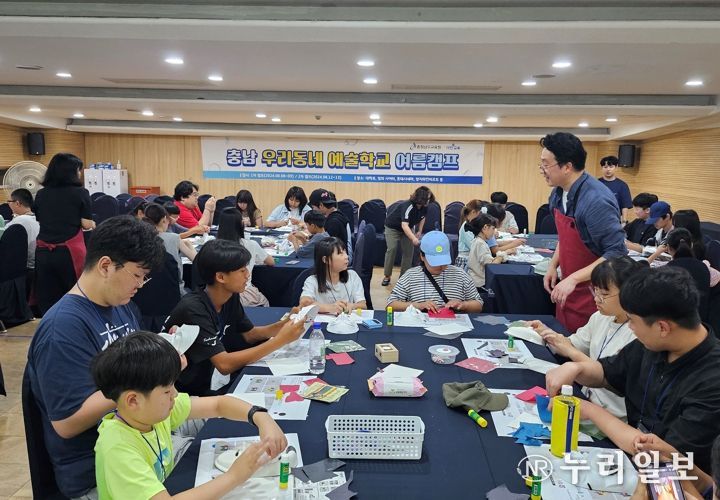 안동하회탈 및 부네탈 만들기 실습 중인 학생들 사진