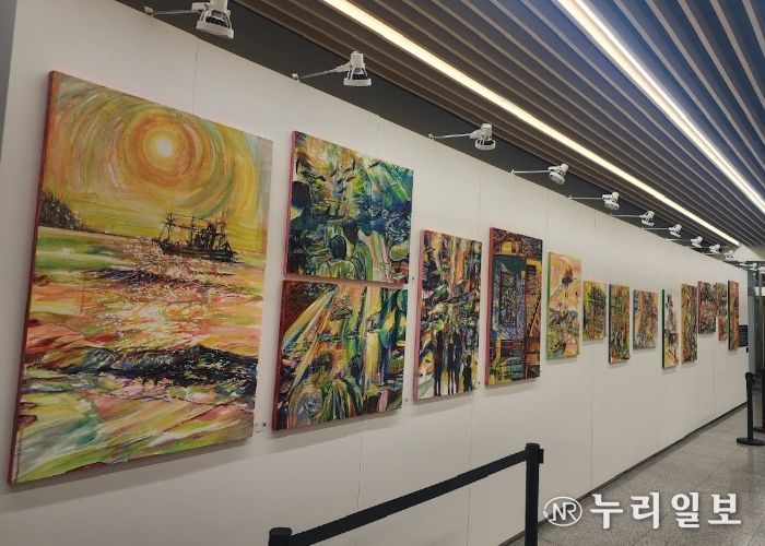 열린시민청 1층 '아티팩트'에서 개최 중인 윤석화 작가의 '빛이 시작되는 이유' 전시 모습