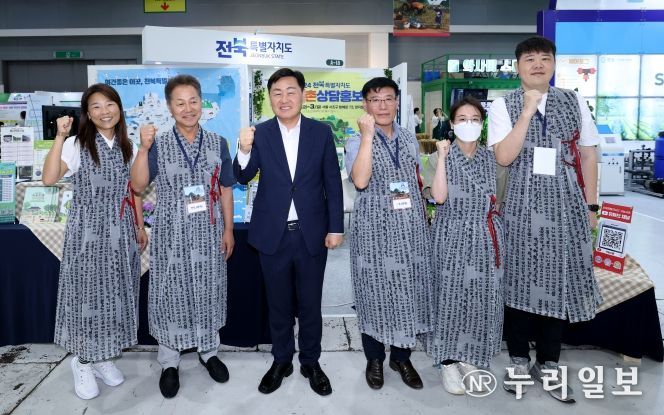 30일 서울 양재동 한국농수산식품유통공사(aT센터)에서 열린 ‘2024 A Farm Show 창농·귀농 고향사랑 박람회’에 김관영 전북특별자치도지사를 비롯한 성태윤 대통령실 정책실장, 이상민 행안부장관, 송미령 농림축산식품부장관, 장태평 농어업농어촌특별위원회 위원장 등 관계자들이 퍼포먼스를 하며 기념촬영을 하고 있다.