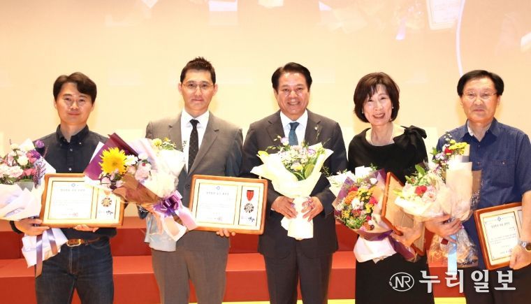 최대호 안양시장(가운데)이 4일 강당에서 2024년 안양시 양성평등 유공자들과 기념촬영을 했다