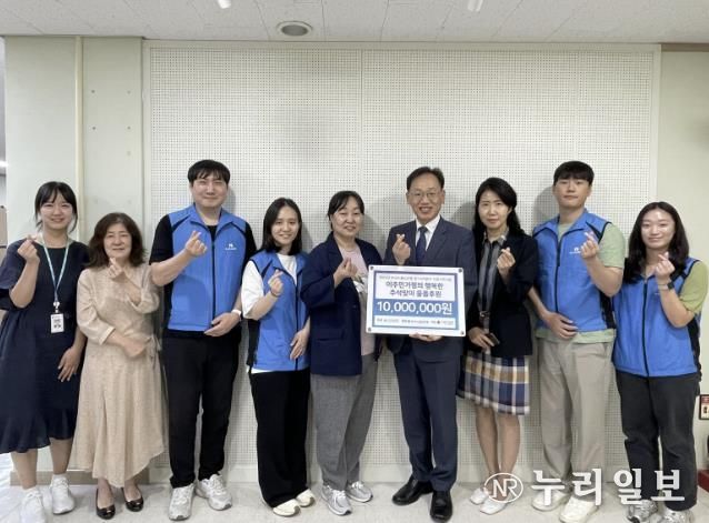 물품 전달식 후 기념촬영을 하고 있다