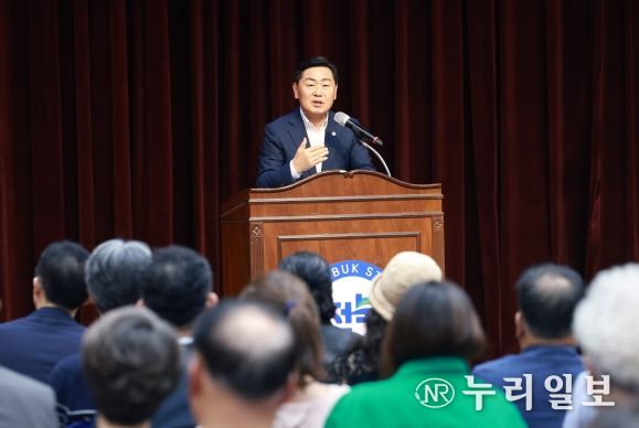 23일 전북특별자치도청 대회의실에서 ‘신뢰와 존중으로 포용하는 인권도시 전북’이라는 주제로 열린 ‘2024 전북특별자치도 인권문화축제’에 김관영 도지사를 비롯한 문승우 도의회의장, 김양이 도 인권위원장등이 참석한 가운데 인권 존중문화 확산하는 특별한 시간이 가지고 있다.