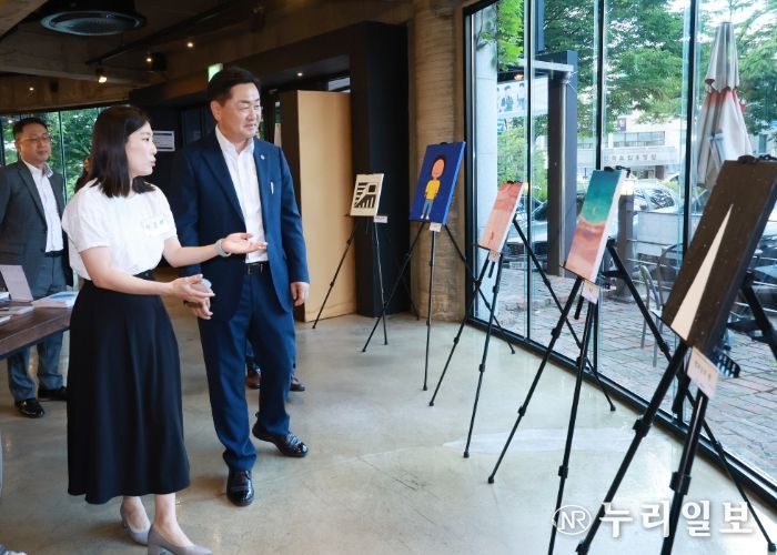 23일 청년의 날을 맞아 자립준비청년들이 직접 기획하고 운영한 일일찻집 ‘Together, Youth’가 IVY586(백제대로 586)에 김관영 전북도지사가 깜짝 방문해 청년들과 소통하며 응원을 하고 있다.