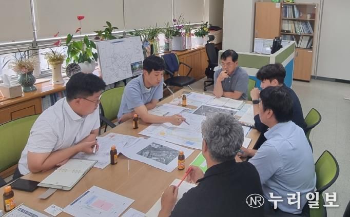 수원시가 교통개선 대책회의를 하고 있다.