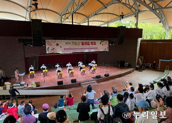 광명시 하안1동 축제추진위원회는 지난 21일 광명시민체육관 오픈아트홀 및 대리석 광장에서 주민 300여 명이 참석한 가운데 제11회 가림산 둘레길 축제를 성황리에 개최했다.