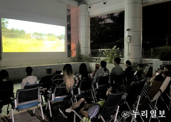 광명시 연서도서관은 지난 25일 3층 문학마당 테라스에서 시민 대상으로 ‘테라스 심야 영화관’을 운영했다.