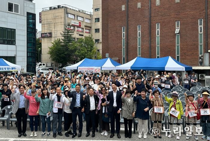 27일 개최된 풍덕천2동 동민의 날 행사에서 참가자들이 기념촬영을 하고 있다.