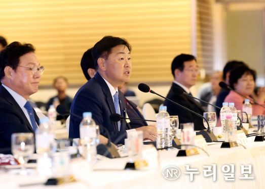 30일 서울 FKI(한국경제인협회)타워 컨퍼런스센터에서 열린 영호남 시도지사-지역구 국회의원 상생협력 회의에 김관영 전븍특별자치도지사를 비롯한 영호남 8개 시도지사와 지역구 국회의원들이 한 자리에 모인 첫 행사로 영호남 8개 시도 공동협력과제 및 시도별 입법 현안 협력방안 논의를 하고